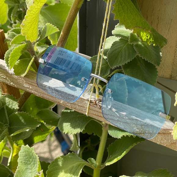 QUAY AUSTRALIA TTYL Gradient Rimless Sunglasses In Silver/Blue Iridescent - Picture 10 of 15